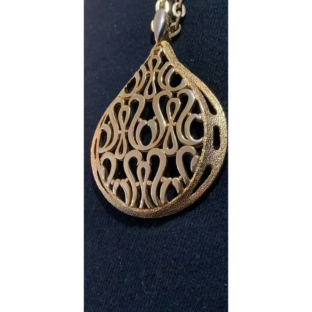 Vintage Gold-Tone Filigree Teardrop Pendant Necklace - Picture 3 of 9